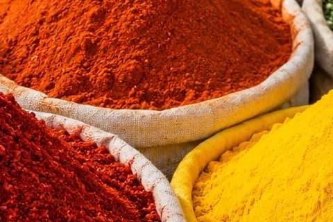 Spice market stall, compressed to under 300 KB, at 100%