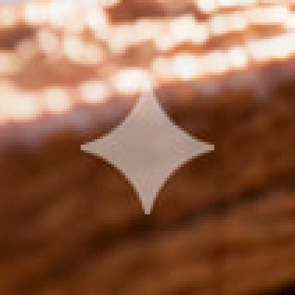 3D figurine on a wood desk: corner with the sparkle, 4× zoom